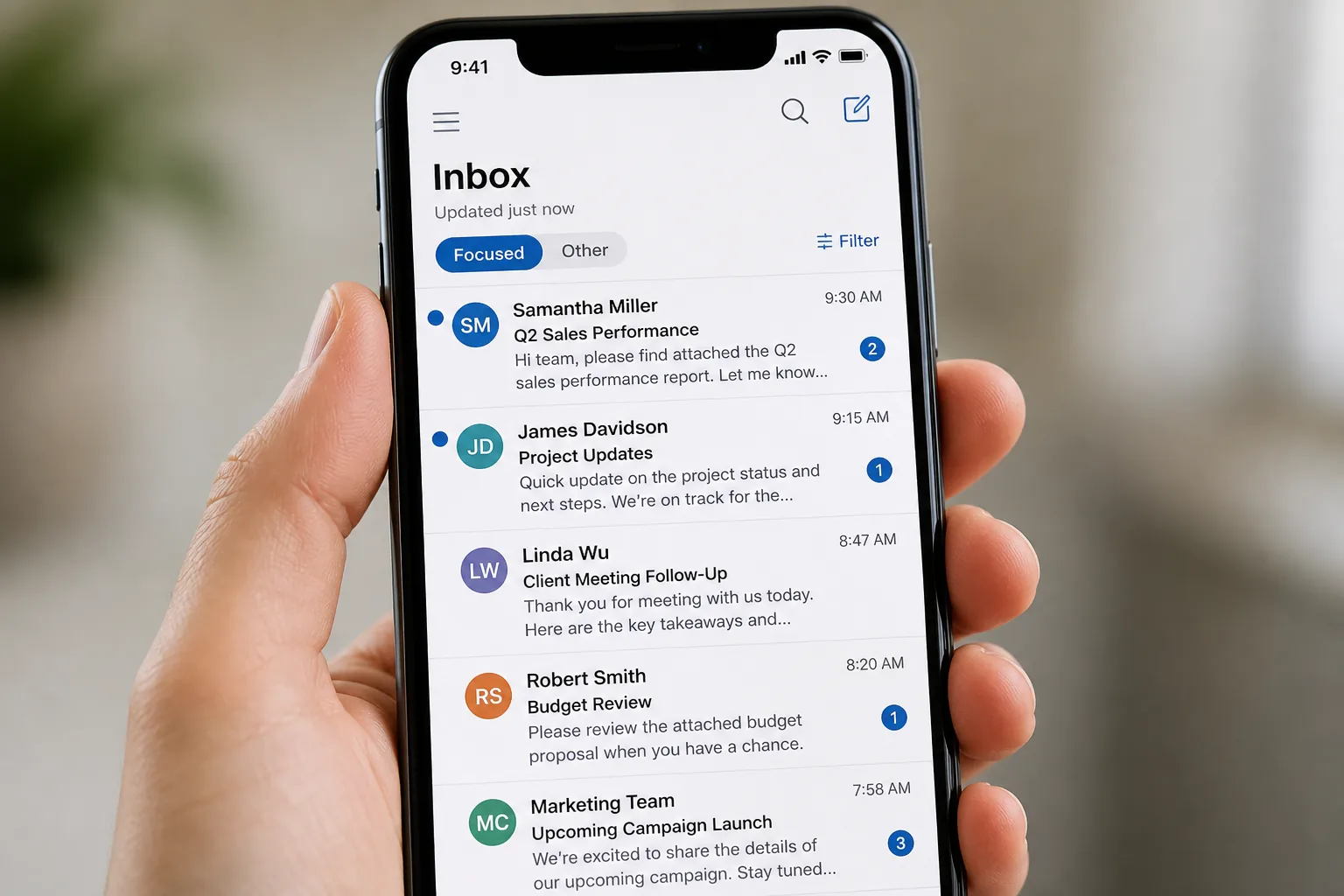 Hånd som holder mobiltelefon med innboks synlig